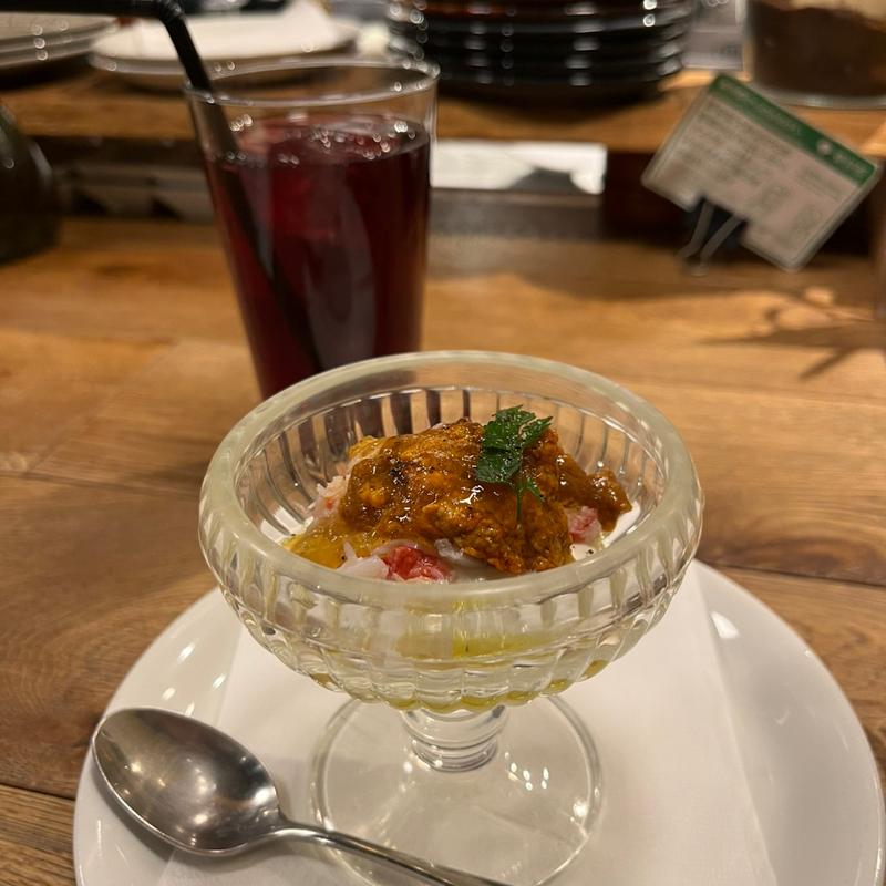 カリフラワーとマスカルポーネのムース、生雲丹、ずわい蟹乗せ(グータン goût-temps)