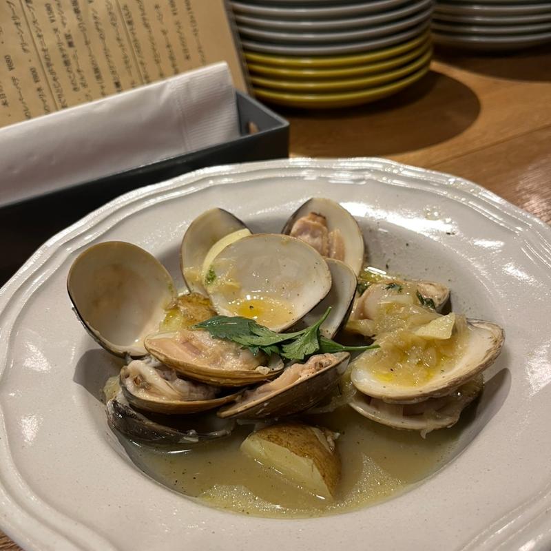 活けはまぐりのオニオンスープ蒸し(グータン goût-temps)