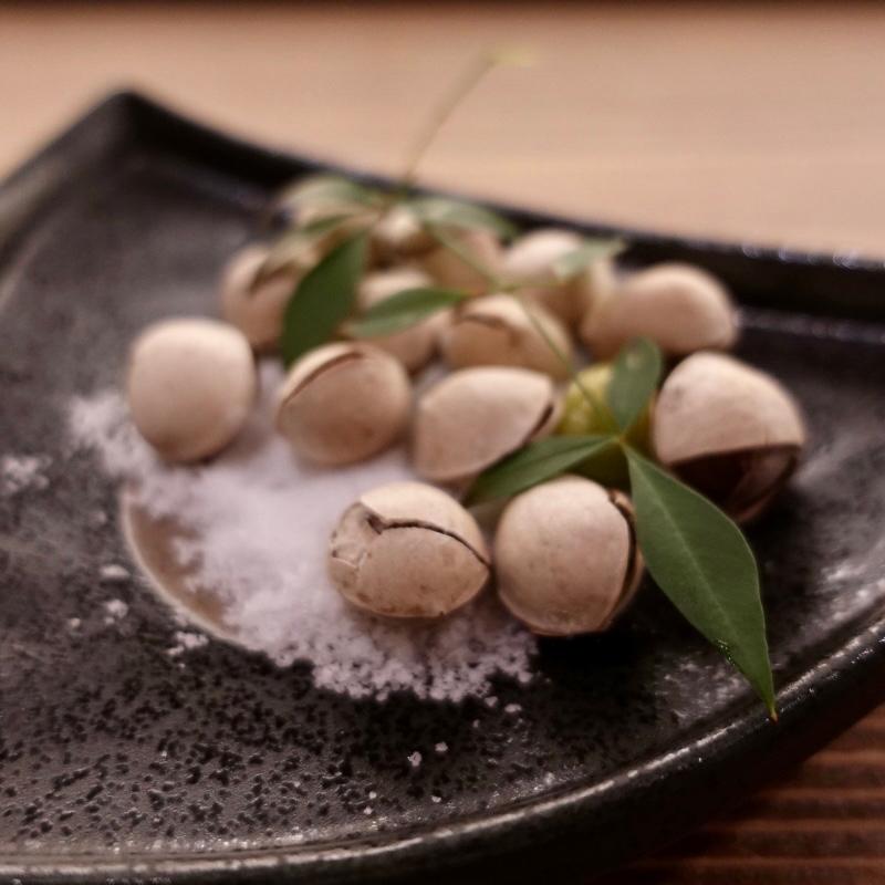 塩煎り銀杏(そば居酒屋 蔵のむこう)