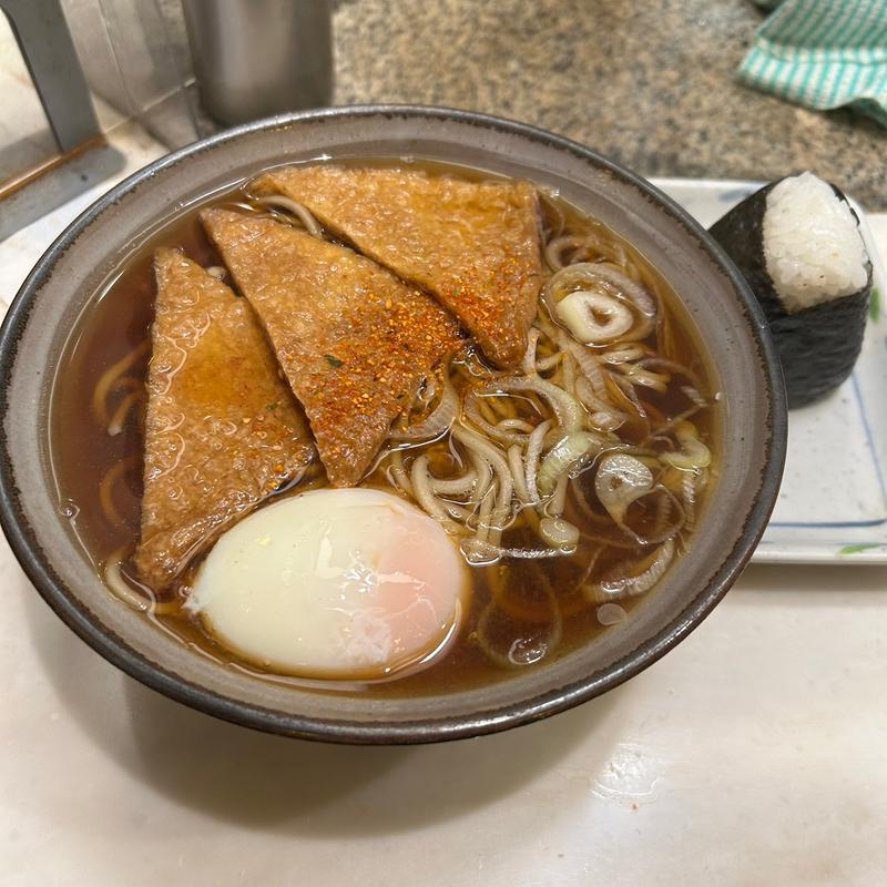 きつねそば＋温玉＋さけおにぎり(かめや 新宿店 )