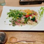 海老フリットと菜の花とキノコベーコンソテーの彩り野菜ぶっかけうどん(KONA×MIZU×SHIO)