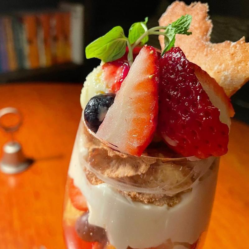 いちごとメープルクリームのパフェ(ドッグベリー)