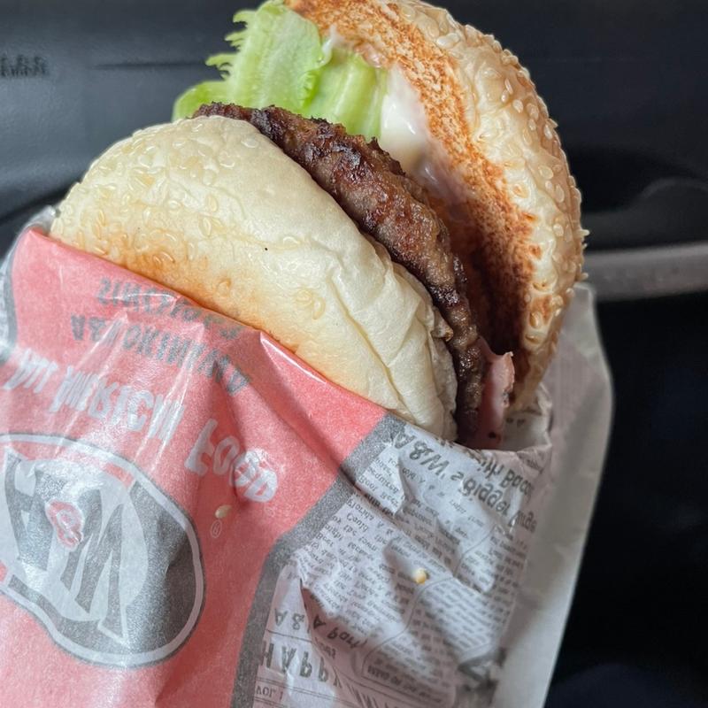 The A&Wバーガー(Ａ＆Ｗ 屋宜原店 （エイアンドダブリュ）)