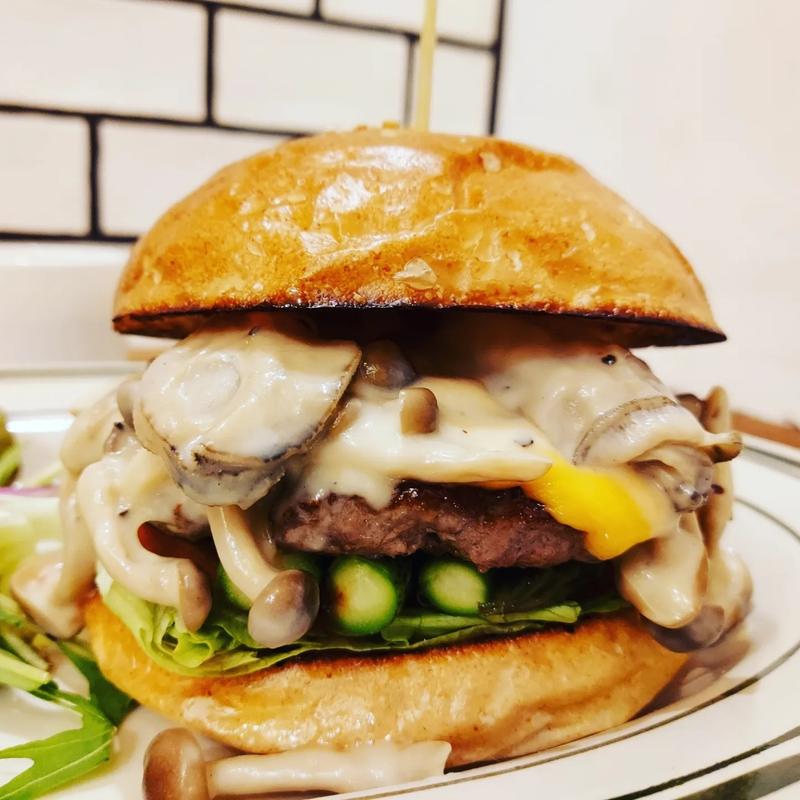 クラシックチーズバーガー+カキのホワイトクリームソース+アスパラガス(milia burger)