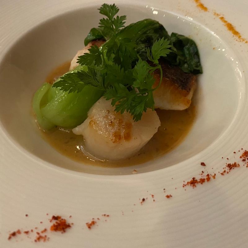 マゼラン　真鯛と帆立貝のポワレ、オレンジ風味のヴァンブランソース(マゼランズ)