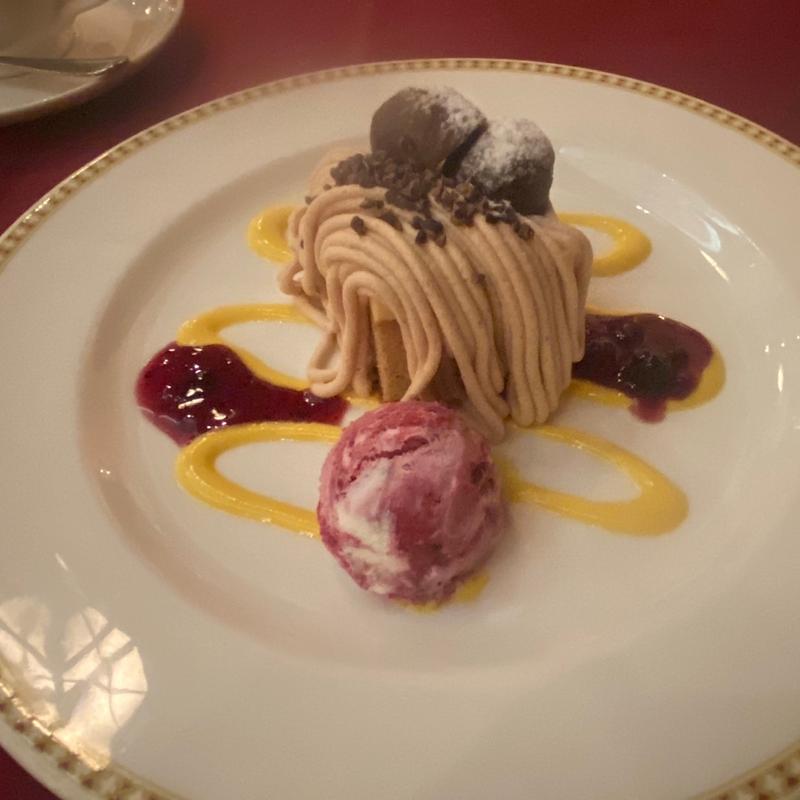 マゼラン　マロンとオレンジのケーキ、カシスアイス添え(マゼランズ)