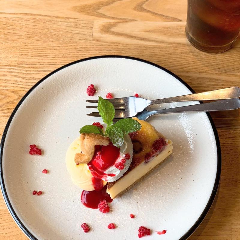 ラズベリーとホワイトチョコのn.yチーズケーキ(5 waters cafe)