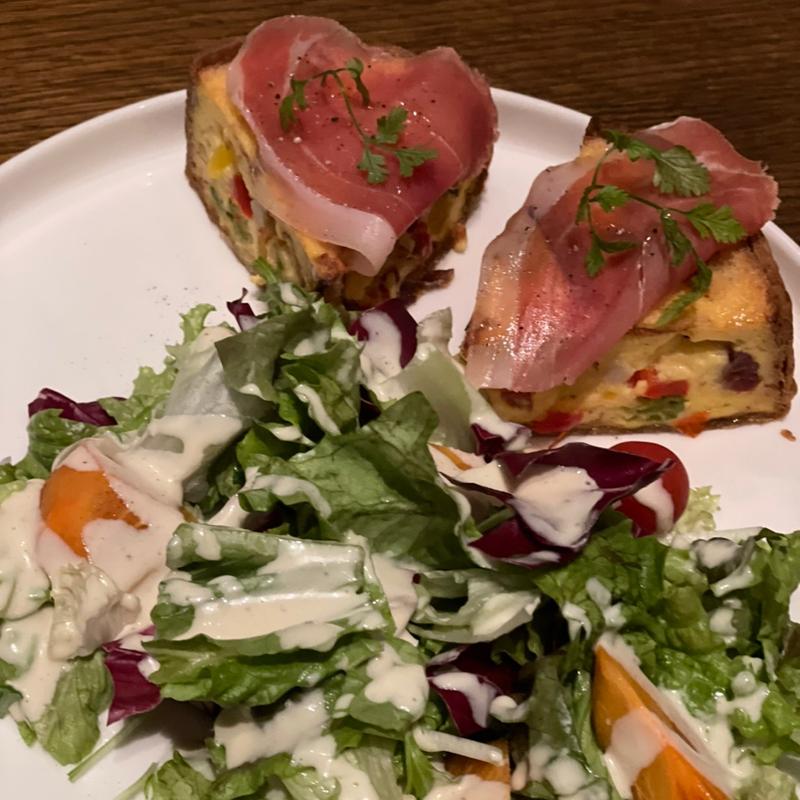 季節のキッシュとサラダの盛り合わせ(REVO BREWING （レボ ブルーイング）)