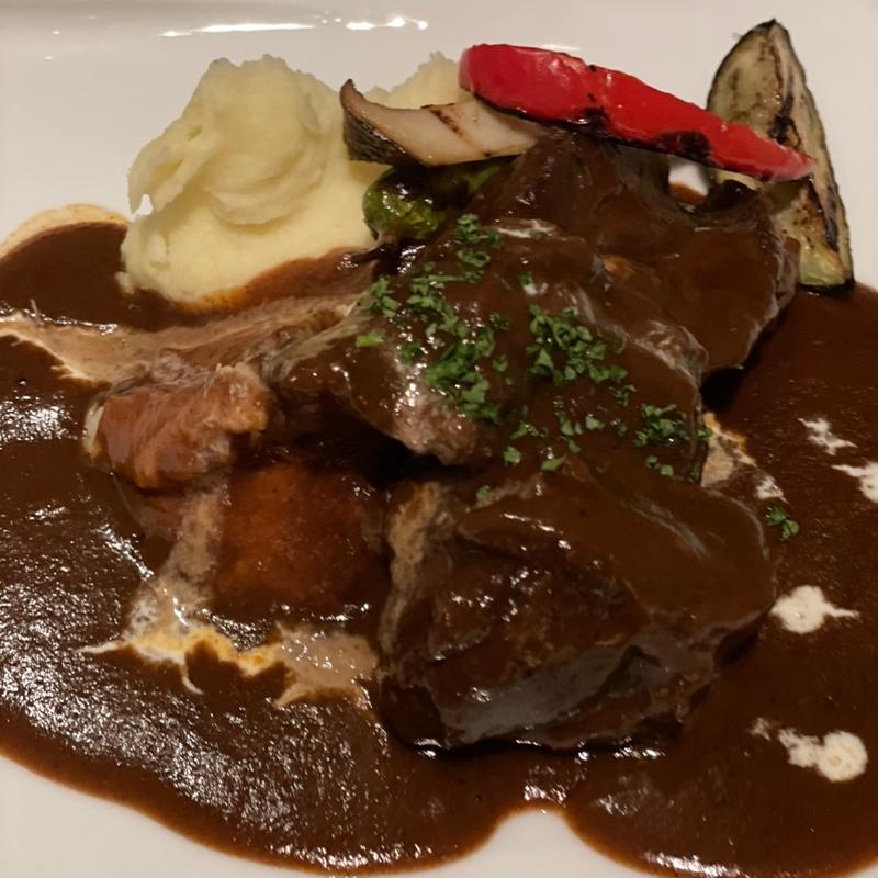 牛頬肉の赤ワイン煮込み(REVO BREWING （レボ ブルーイング）)