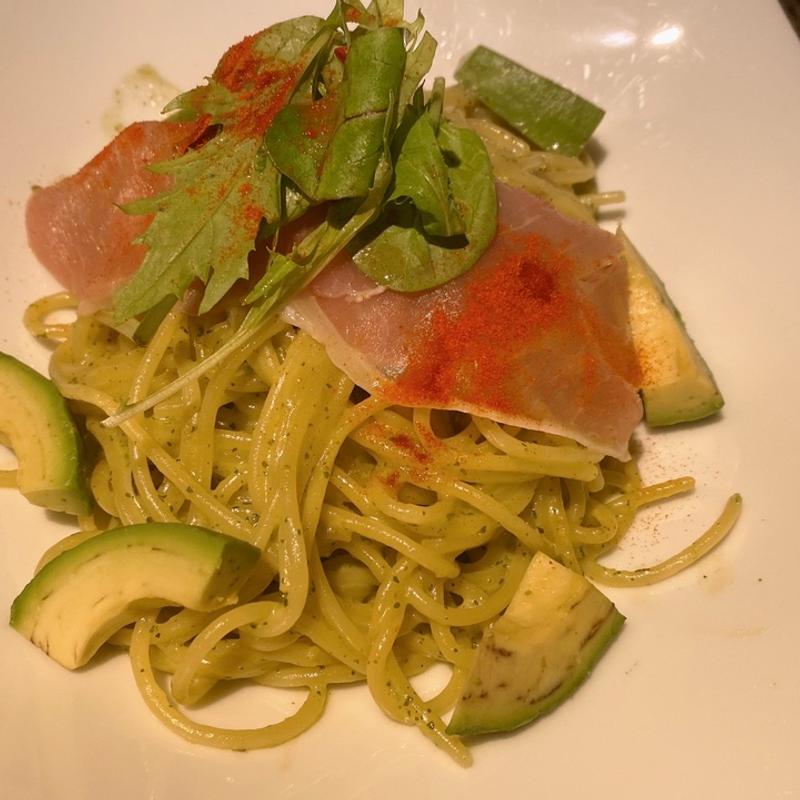 生ハムとアボガドのバジルクリームパスタ(アムール)