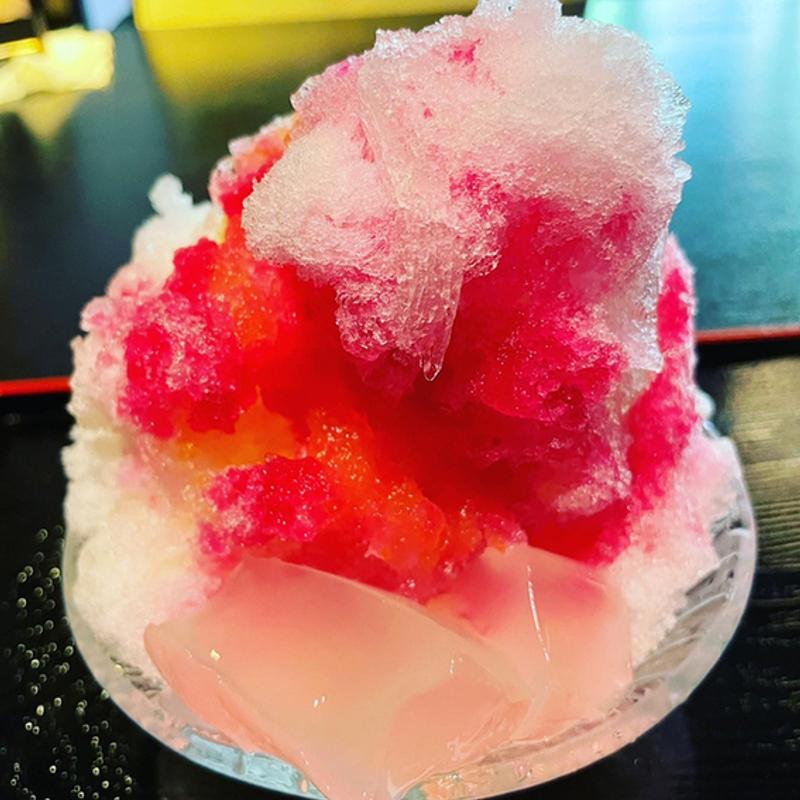 奈良県月ヶ瀬産 梅蜜のかき氷　梅紫蘇950円・わらび餅120円(寧楽菓子司 中西与三郎 （六坊庵【旧店名】御菓子司 なかにし）)