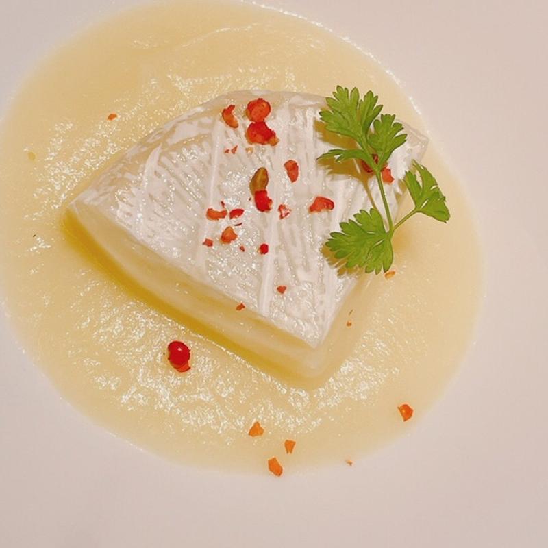 カマンベールチーズのティエド仕立て　たっぷりのリンゴピューレ添え(赤白 心斎橋パルコ店)