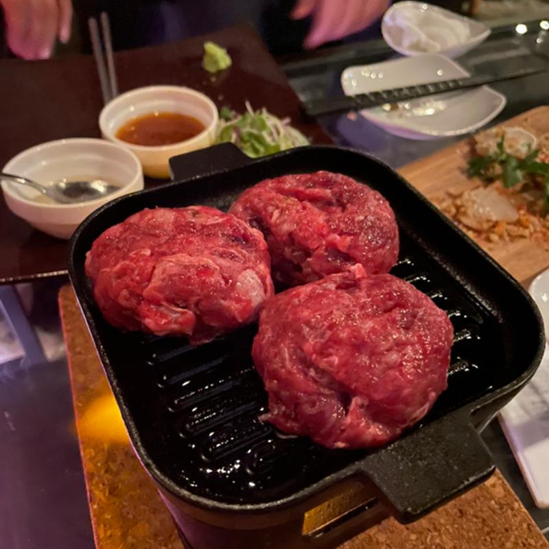 黒毛和牛 レアハンバーグ(大人の食堂 シロボシ)