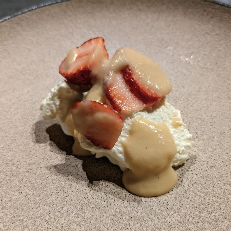 牛乳アイスクリーム、マスカルポーネムース、苺、林檎、パッションフルーツ(ete)