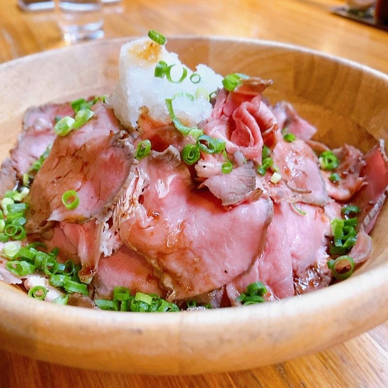 ローストビーフ丼（肉大盛）(和牛とワイン フォーコ)