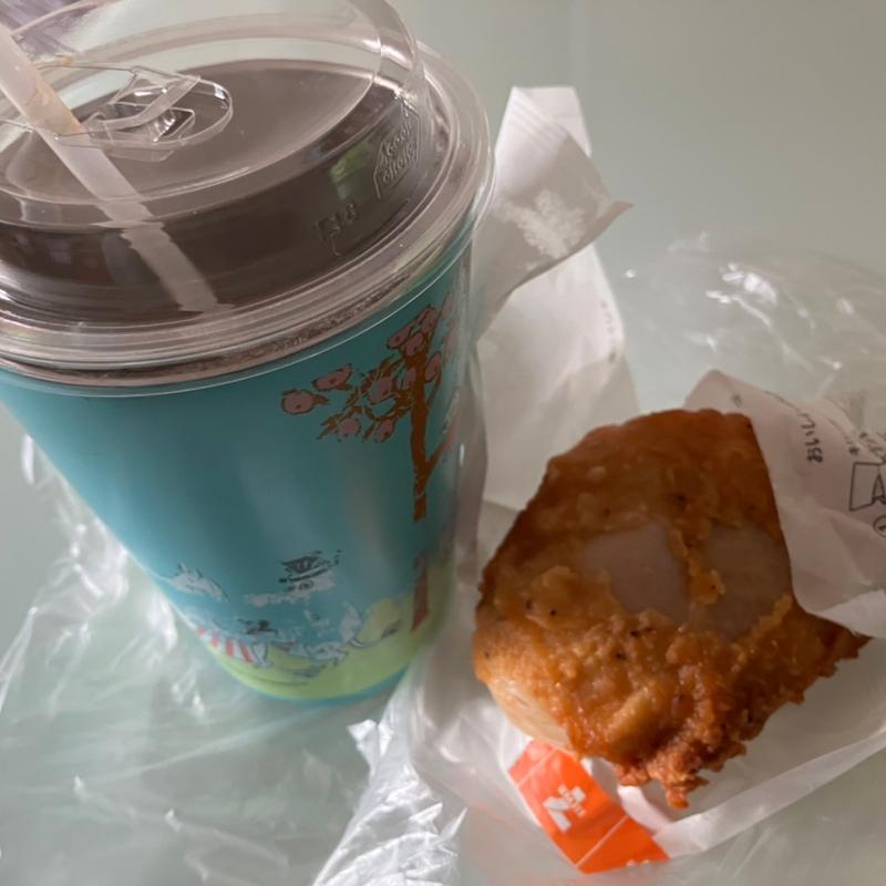 ナナチキ骨付きとセブンカフェラテ（アイス）(セブン-イレブン 浜松高丘東２丁目店)