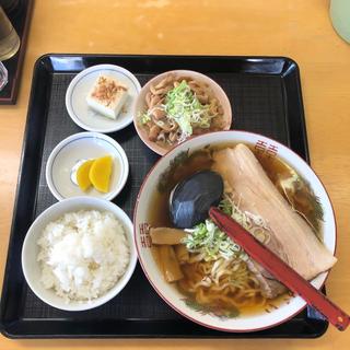 ラーメン定食(もつ煮込み)(すがい食堂バイパス店)