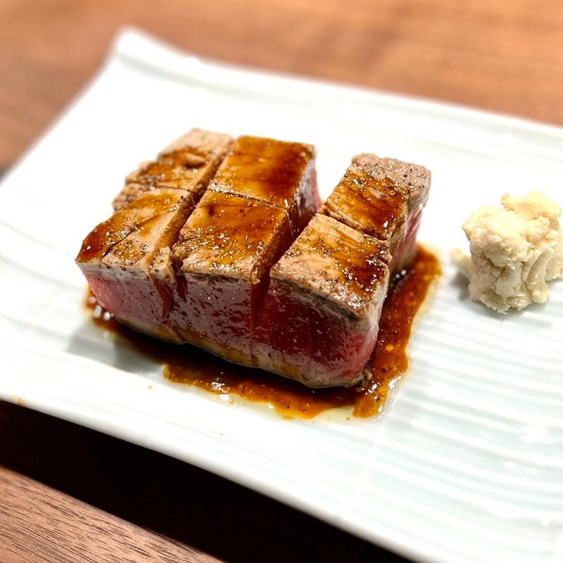 マグロのレアステーキ(鉄板焼 工藤)