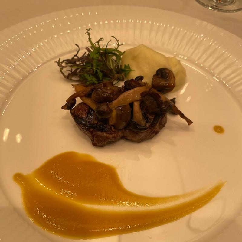 牛フィレの網焼き森の茸添えレモンコンフィーソース(タワーズレストラン クーカーニョ)