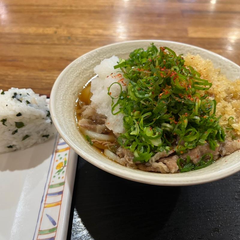 肉ぶっかけうどん、おにぎり(エコぽん太 )