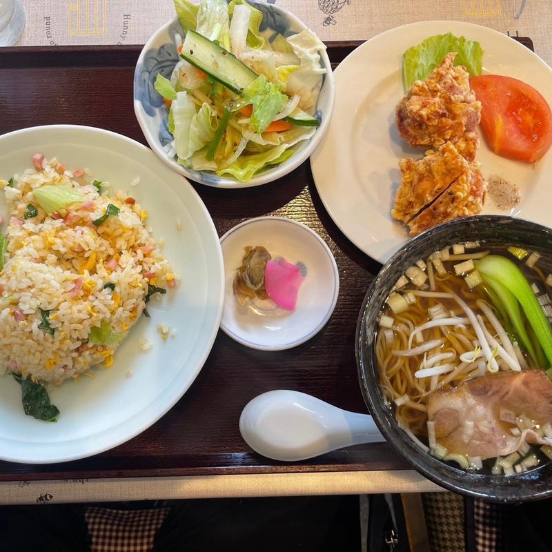 お昼のサービスランチセット（唐揚げ、チャーシュー麺）(菜根香)