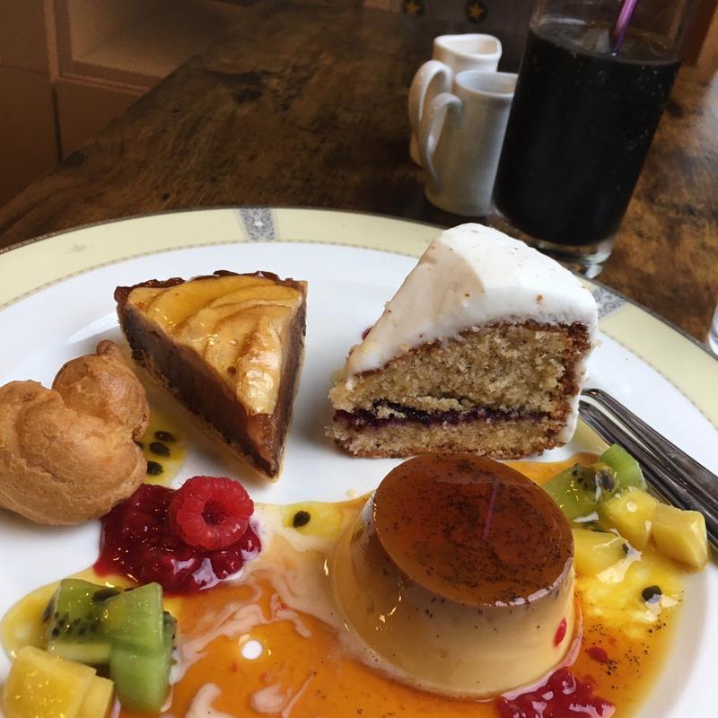 プリンと洋梨のタルトとプチシュー(カフェサンク【カフェ/ランチ】個室貸切ディナー)