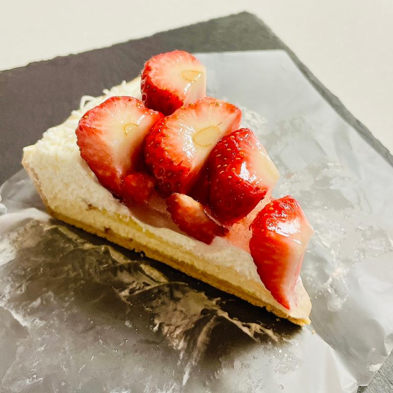 特選ホワイトチョコクリームとイチゴのタルト 静岡県産 “紅ほっぺ”のタルト(キルフェボン グランメゾン銀座)