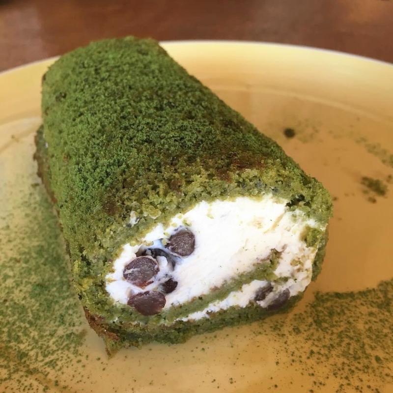 抹茶とあずきのロールケーキ(イリヤプラスカフェ＠カスタム倉庫)