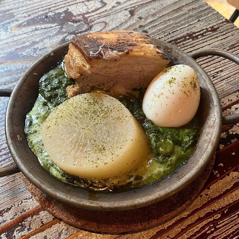 ポークほうれん草カレー 半熟卵(ヨゴロウ （YOGORO）)