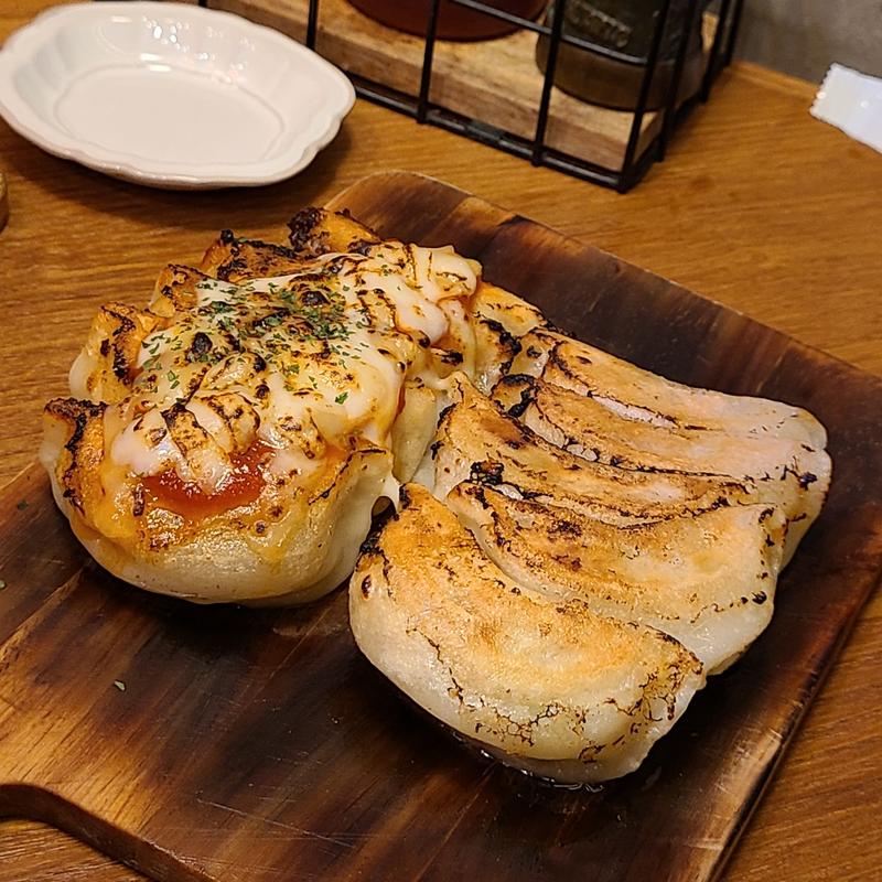 飯田橋「東京餃子あかり」定番焼き餃子とトマトチーズ炙り餃子
(東京餃子 あかり 飯田橋 （akari）)