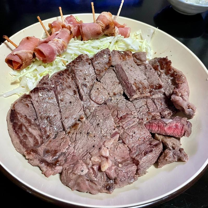 牛ステーキ、トマトベーコン巻(トライアル八千代店食料品売り場)