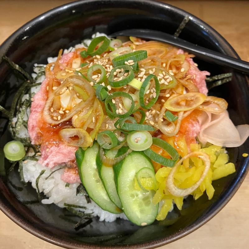 とろゆっけ丼(さかり寿司)