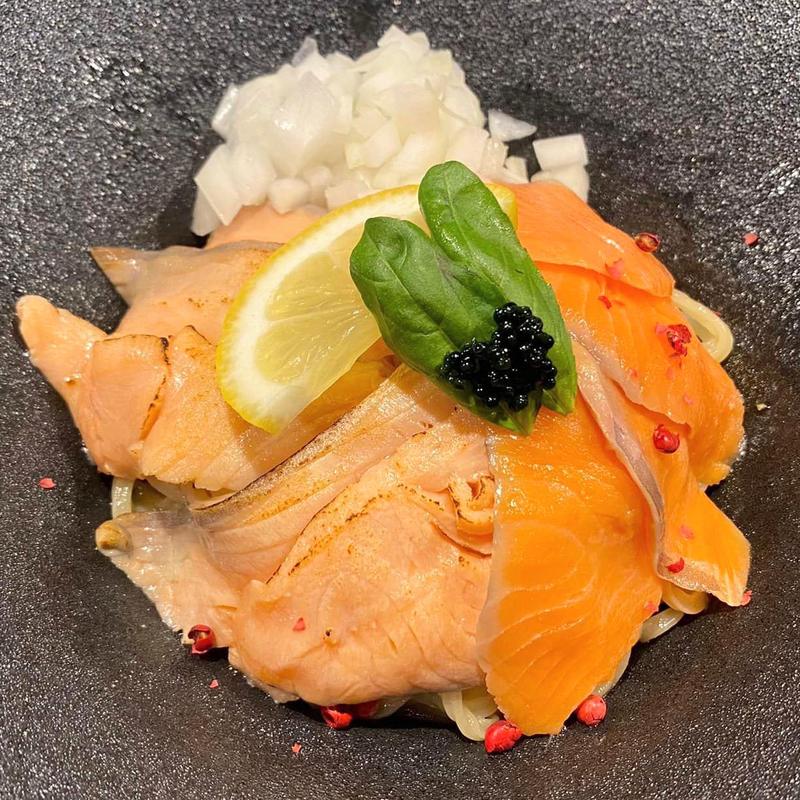 炙りサーモンとスモークサーモンの和え麺(鶏Soba 座銀 本店)