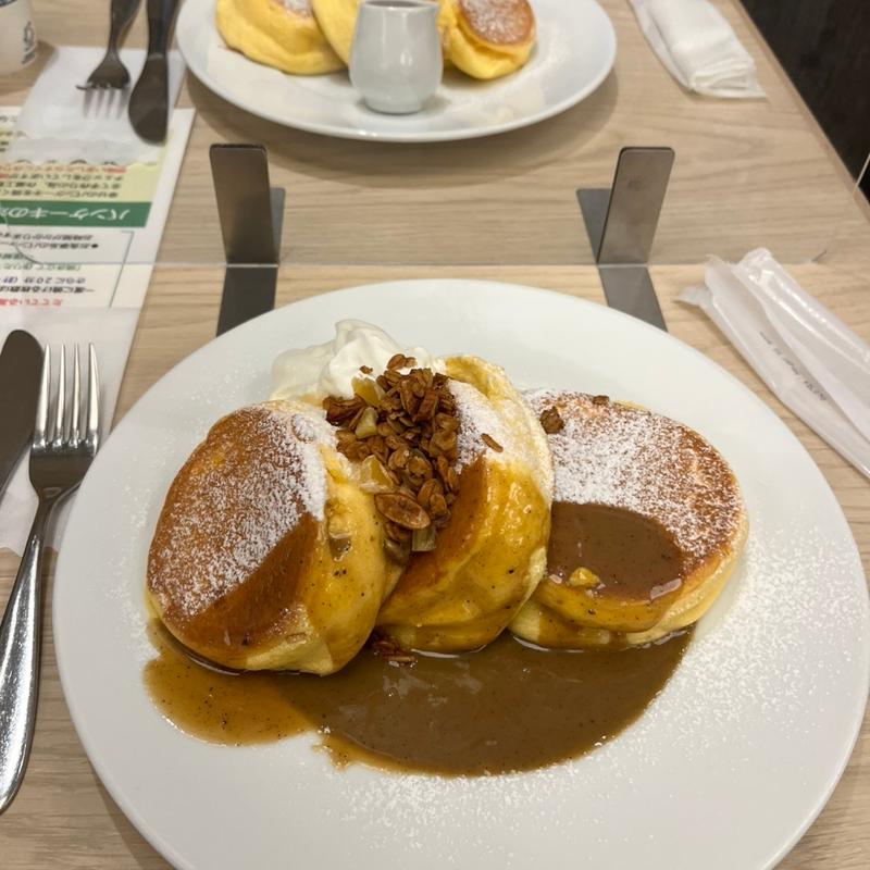 紅茶ミルクパンケーキ自家製グラノーラがけ(幸せのパンケーキ 船橋店)