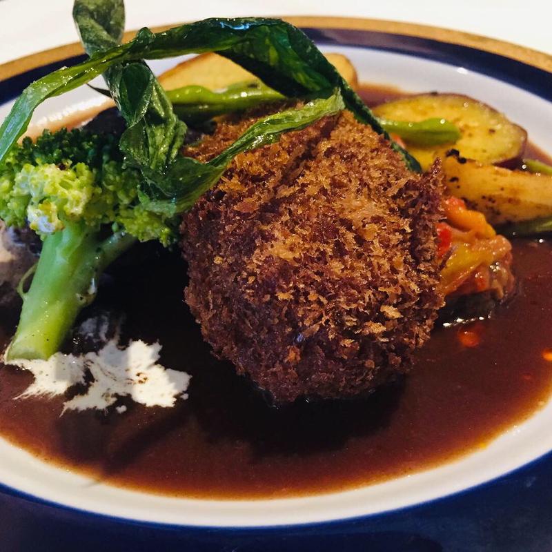 メンチカツレツと黒豚ほほ肉の赤ワイン煮込み(グリルダイナー )