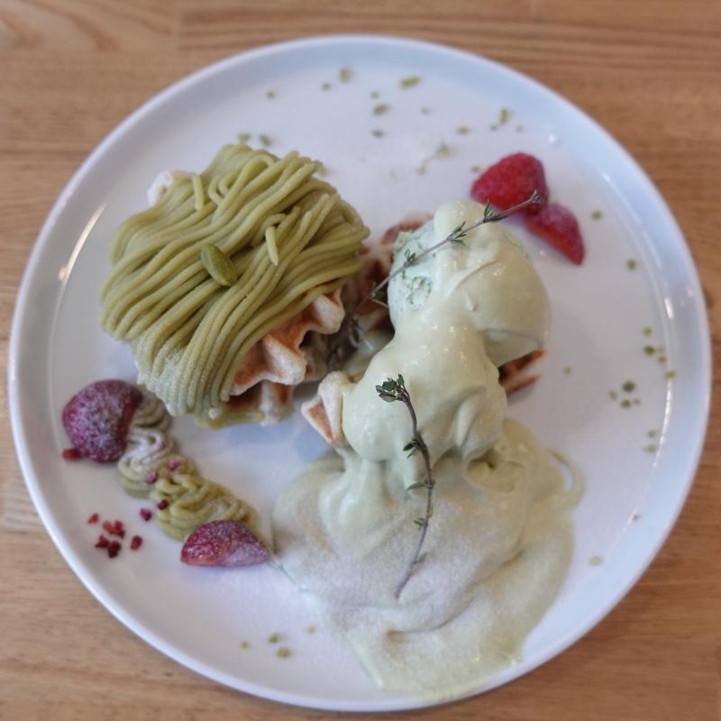 ピスタチオと苺のムッフル(パンとエスプレッソと自由形)