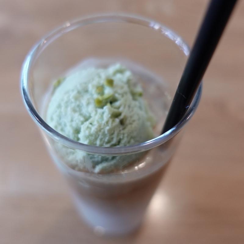 ピスタチオラテフロート(パンとエスプレッソと自由形)