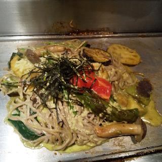 アボカド黒焼きそば 野菜ミックス(京ちゃばな 京都駅前店 （きょうちゃばな）)