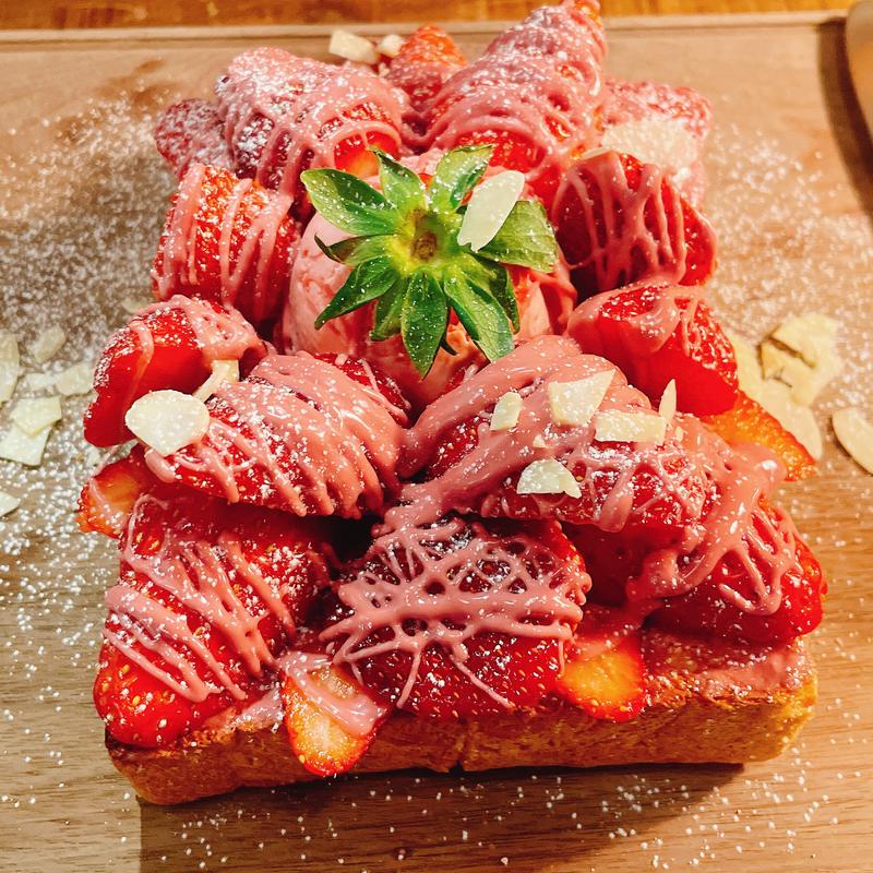 気まぐれトースト　ルビーチョコレートと苺トースト(オソラカフェ)