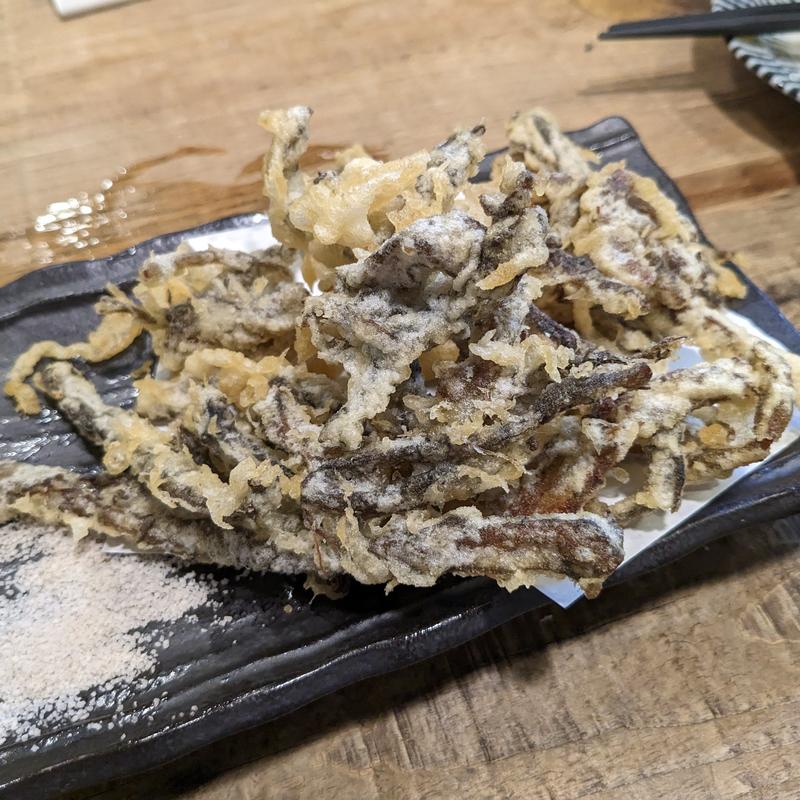 イカスミで染めたさきいかの天ぷら(左利き)