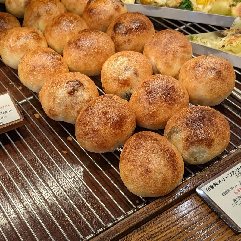 自家製オリーブカクテルのプチパン(Boulangerie Sudo （ブーランジェリースドウ）)