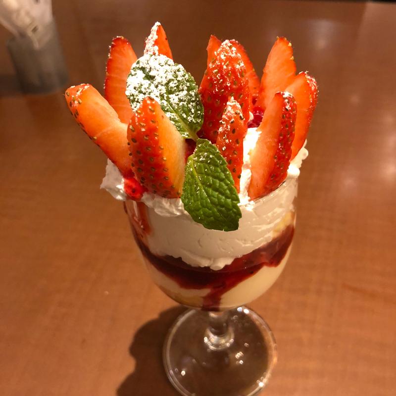 苺のグラスパフェ(グラッチェガーデンズ せんげん台店)