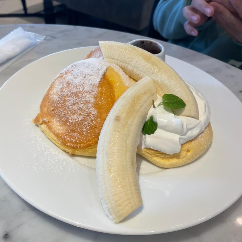 バナナホイップ パンケーキ チョコソース添え(幸せのパンケーキ 堺東店)