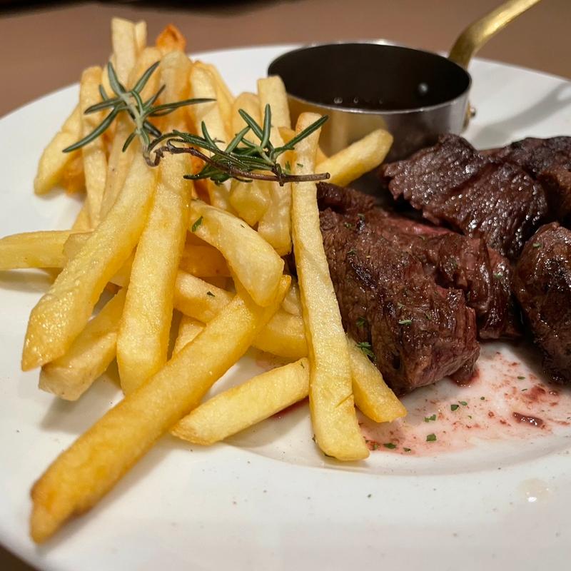 ビーフステーキとたっぷりのポテトフライ(100本のスプーンTOYOSU)