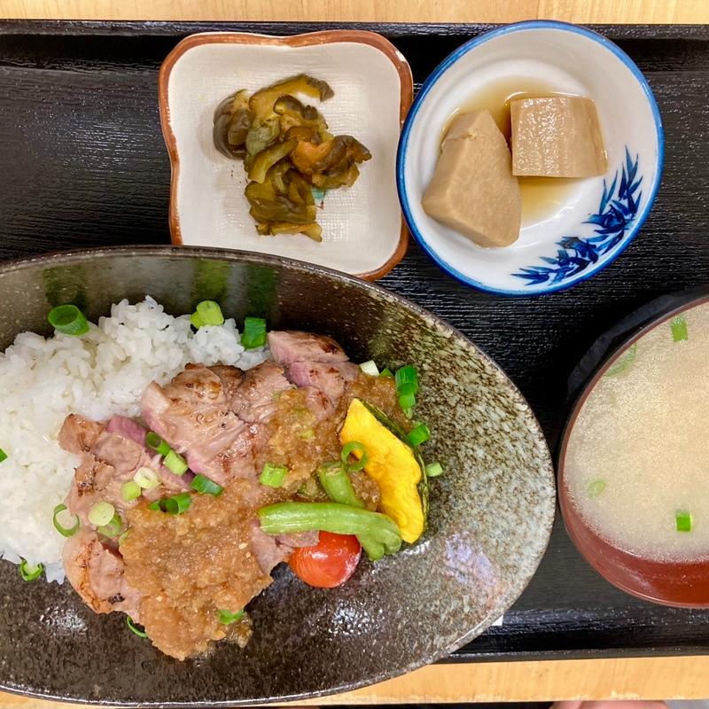 やわらかポークソテー丼(実のり食堂)