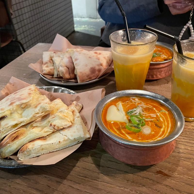 カレー2種類、チーズナン(Sajilo Cafe （サジロ カフェ）)