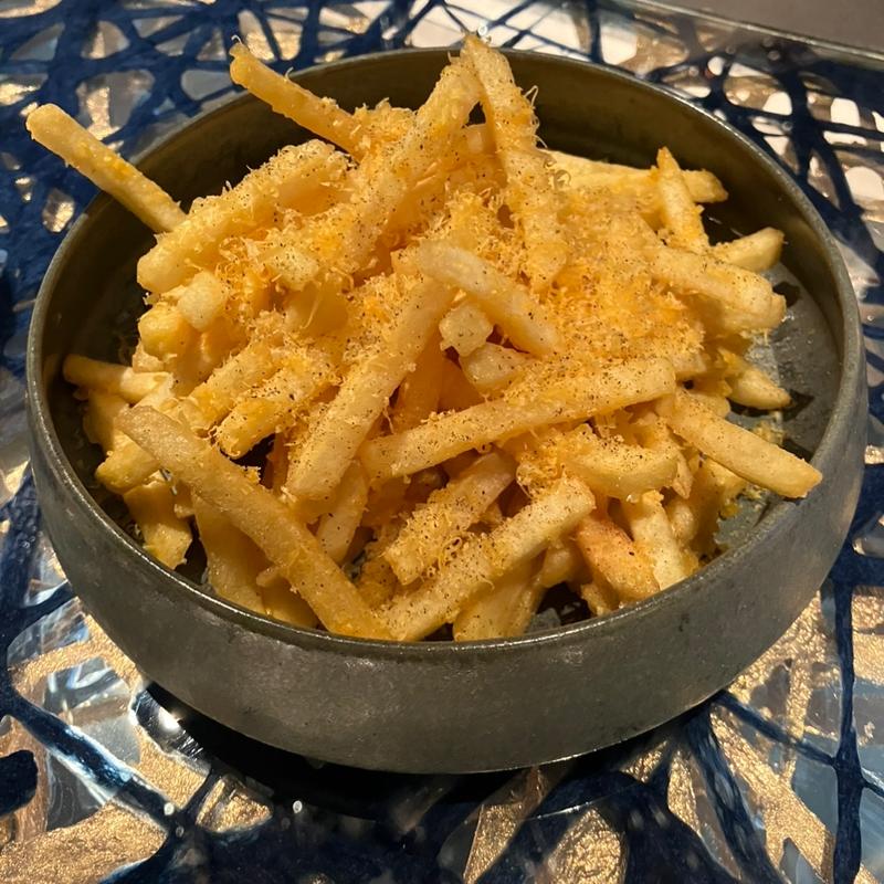 フライドポテト ミモレットとトリュフの香り(STVV LOUNGE)