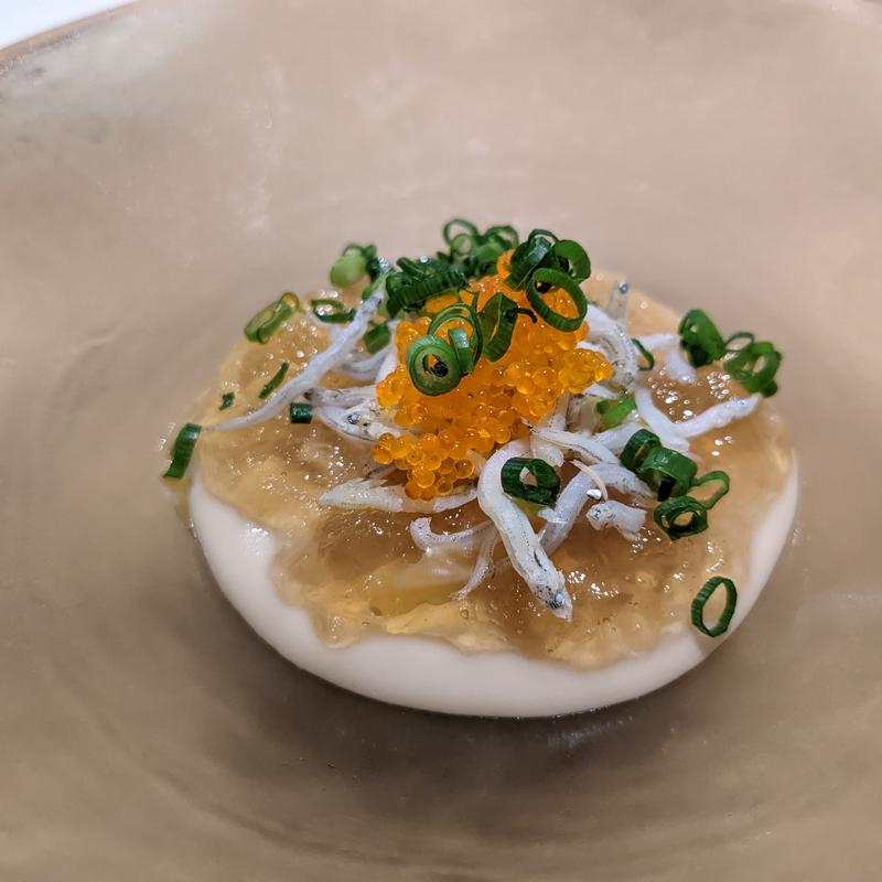 カリフラワームース　コンソメジュレとシラス、とびっこ乗せ(ルディック)