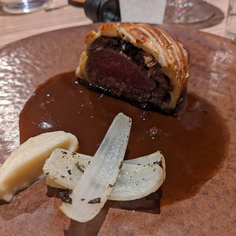 エゾ鹿ハラミ肉のパイ包焼き　グランヴヌールソース(ルディック)