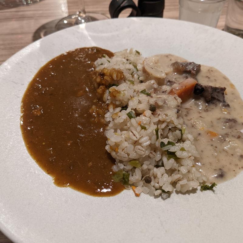 ブイヤベースカレーとクリームシチューのあいがけ(ルディック)